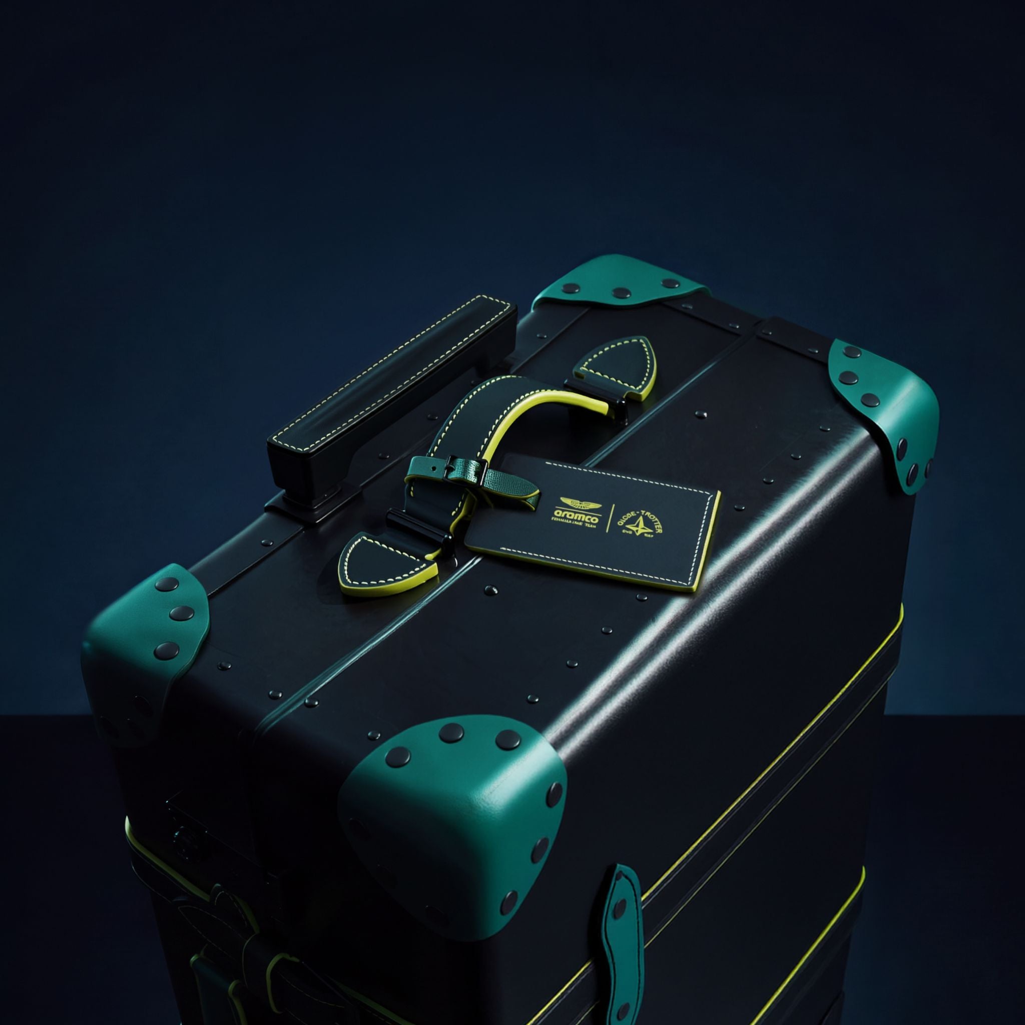 ASTON MARTIN GLOBE-TROTTER F1 ラゲッジタグ Aston Martin F1 - Luggage Tag - Charcoal/Black | Globe-Trotter