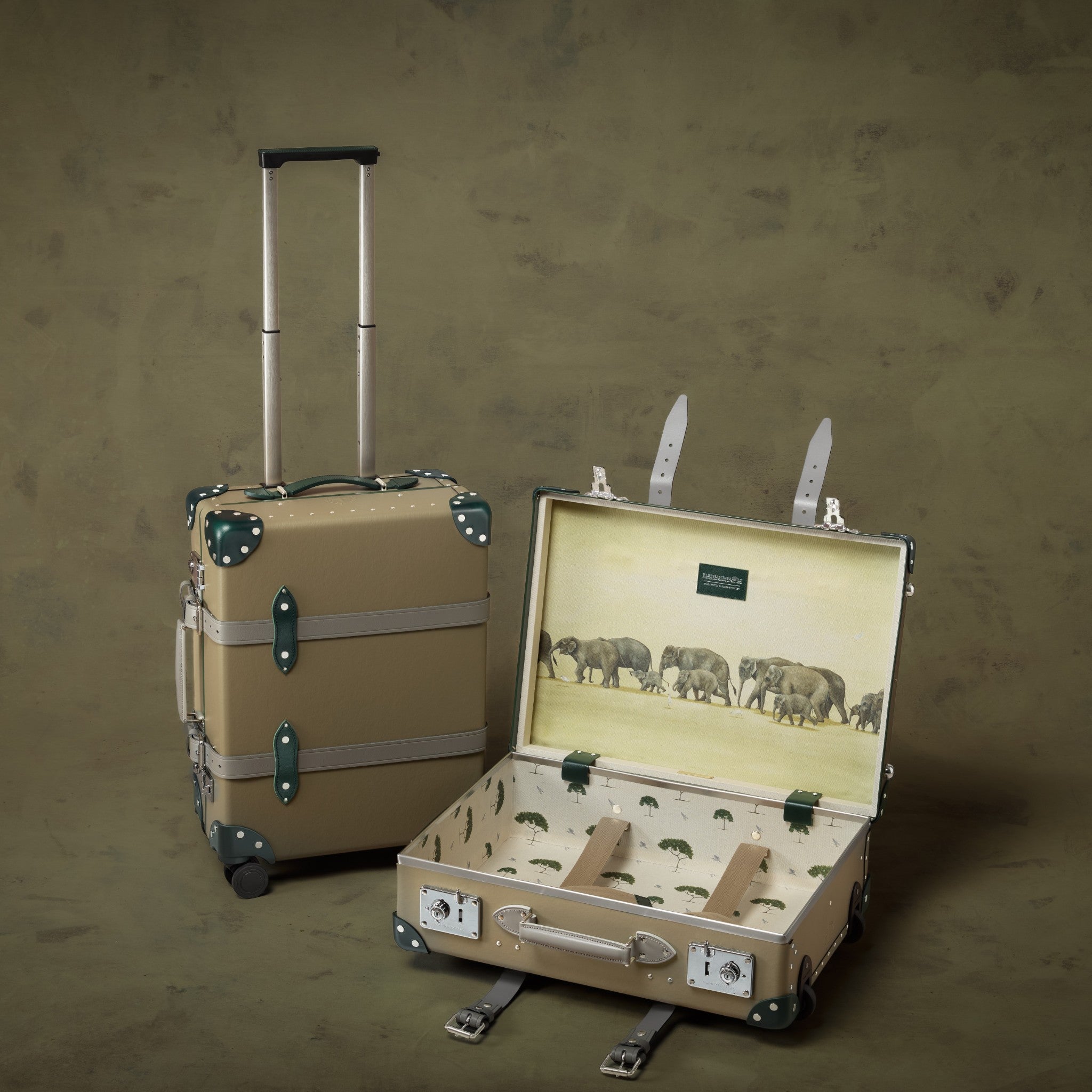 【非売品】GLOBE-TROTTER オリーブグリーン　カードケース Globe-Trotter | Snoopy | PEANUTS™ | Credit Card Holder | Green & Blue
