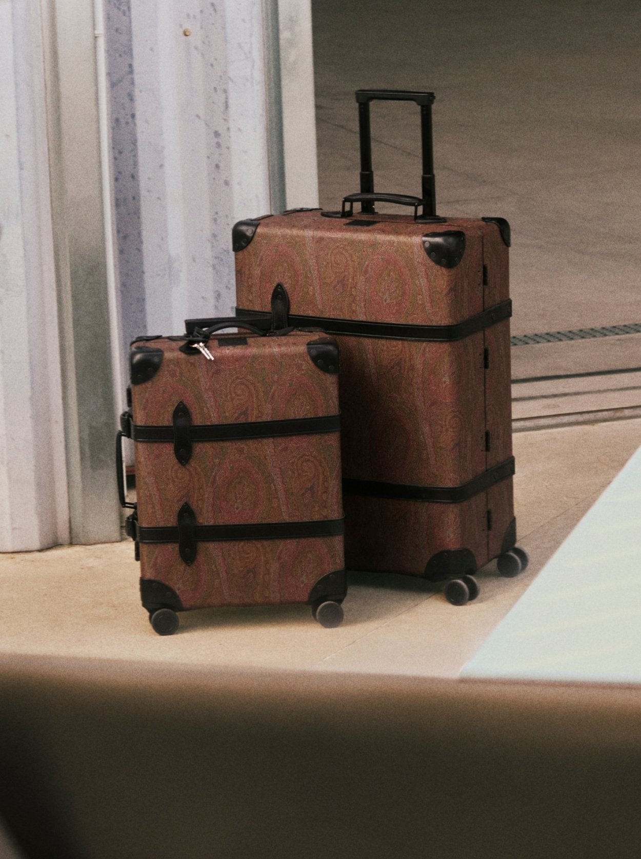 GLOBE-TROTTER